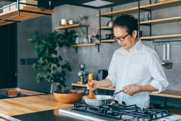 キッチンにいる中高年男性
