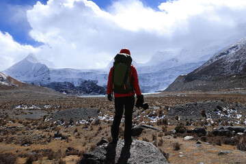 Obraz premium Woman hiker with camera in winter mountains