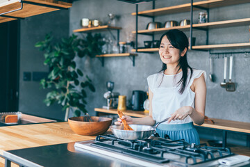 Fototapeta premium 料理を作る女性 