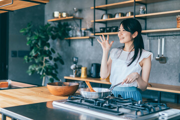 料理を作る女性
