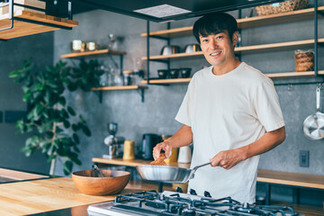 料理する男性
