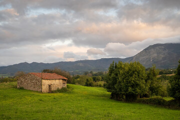 Fototapeta na wymiar casa de campo, en la campiña Asturiana, España