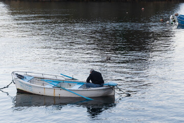 Barca, mar, pescador, pueblo asturiano de Cudillero. España.