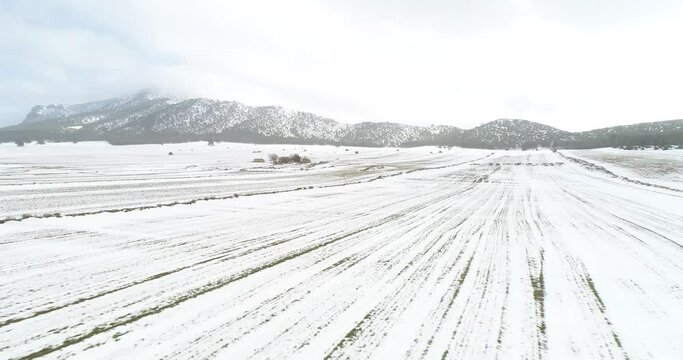 Paisaje agrario nevado a vista de drone