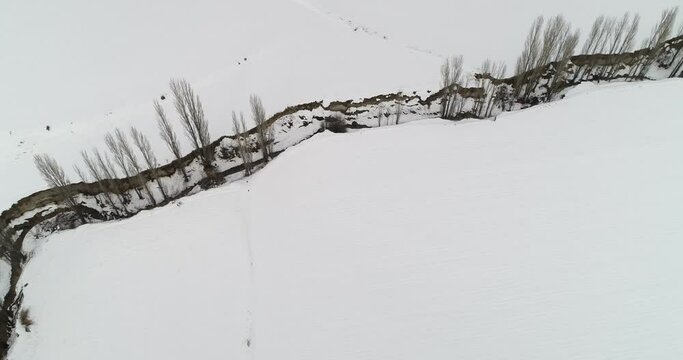 Peque&ntilde;o r&iacute;o nevado  con drone