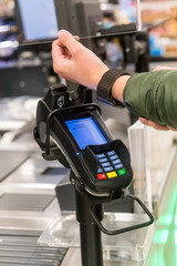 Bezahlen mit Smartwatch im Supermarkt