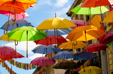 Regenschirme im Himmel