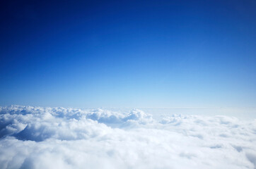 Naklejka na ściany i meble 비행기 창문을 통해서 본 하얀 구름이 떠 있는 파란 하늘