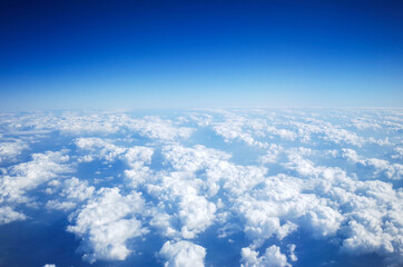 Fototapeta na wymiar 비행기 창문을 통해서 본 하얀 구름이 떠 있는 파란 하늘