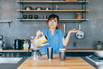 キッチンでコーヒーをいれる女性
