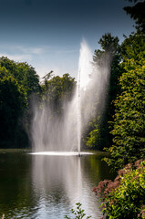 Fontaene mit Gischt an einem Teich im Stadtpark Guetersloh 