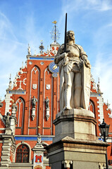 Fototapeta na wymiar Roland statue on the town hall square in Riga