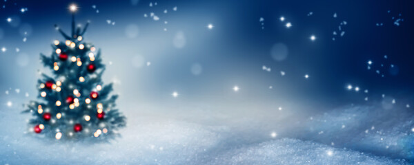 weihnachtsidylle mit unscharfem weihnachtsbaum