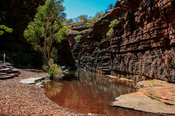 Hiking and swimming in Karijini National-Park, Western Australia with beautiful rock formations