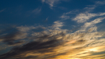 Ciel voilé et contrasté, partagé entre des teintes froides et chaleureuses