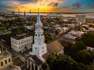 Fototapeta premium Charleston skyline at sunset with cruise ship