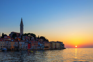 Fototapeta na wymiar Aussicht auf die Altstadt von Rovinj in Kroatien zum Sonnenuntergang