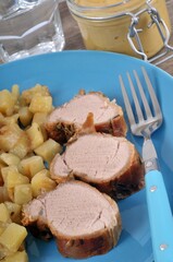Filet mignon de porc avec des pommes de terre servis dans une assiette