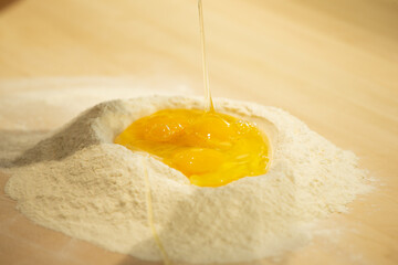 Fare la pasta con uova e farina 6