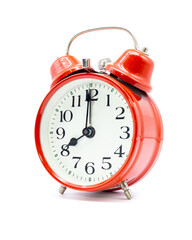 Roter Wecker steht auf acht Uhr vor weißem Hintergrund