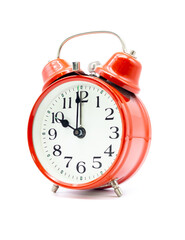 Roter Wecker steht auf zehn Uhr vor weißem Hintergrund