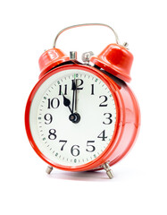 Roter Wecker steht auf elf Uhr vor weißem Hintergrund