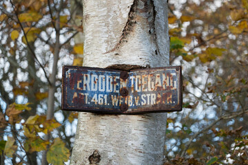 Rusty sign with in Dutch the words 