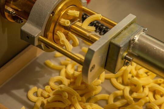Produzione pasta: maccheroni di pasta fresca all'uovo