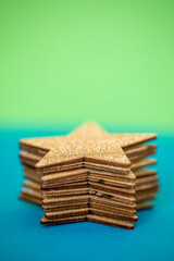 Goldenen Sterne auf buntem Untergrund