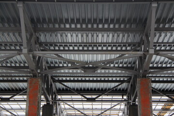 Obraz premium An old steel metal farm. structure of metal structure of frame-type industrial building. Lightweight metal frame construction.
