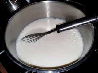 Milch kocht im Kochtopf