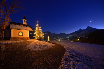 Die Weihnachtliche Kirchleitn Kapelle mit Blick über Berchtesgaden und dem Watzmann