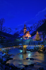 Die Weihnachtliche Ramsauer Kirche zur blauen Stunde