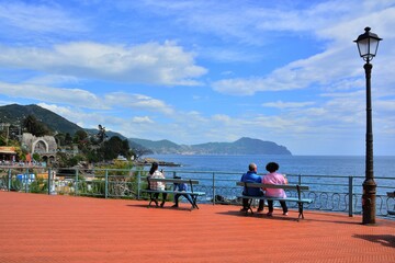 Genova Nervi-Passeggiata Anita Garibaldi. La passeggiata di 2 km, costellata di club, caffetterie e stabilimenti balneari, unisce il villaggio di pescatori "urbano" di Nervi a Capolungo.