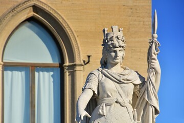 Obraz premium San Marino- Il palazzo del Governo e la Statua della Libertà di San Marino dello scultore Stefano Galletti, donata alla città dalla contessa Otilia Heyroth Wagener come simbolo di libertà. 
