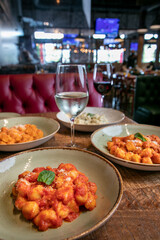 ñoquis en diferentes variedades con botella de vino en un restaurante italiano 