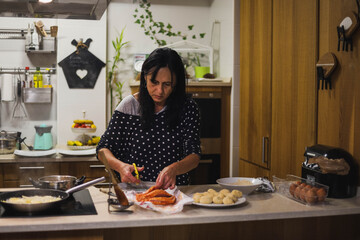 Woman preparing food in te kitchen