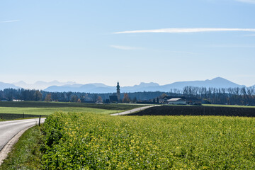 Fototapeta premium Kirche vor Alpenpanorama bei Sonne udn blauem Himmel, 