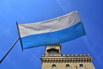 Repubblica di San Marino. La bandiera della Repubblica sventola di fronte al Palazzo del Governo durante le celebrazioni del 3 Settembre, Festa del Santo Patrono e della Fondazione della Repubblica.