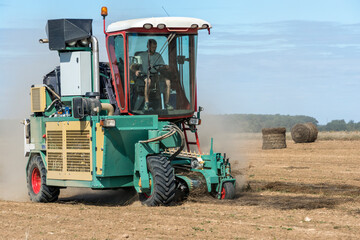 Conducteur d'engin agricole dans sa cabine