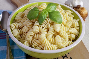 plat de pâtes cuites eu beurre sur une table