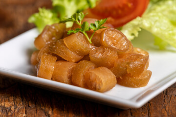 closeup of a cochayuyo salad with tomato