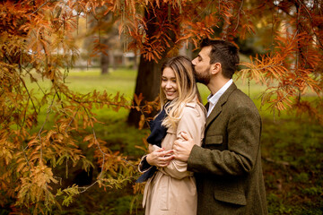 Fototapeta premium Young couple in the autumn park