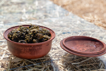 Fototapeta premium Plate with caramelized sunflowers on straw