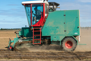 Enrouleuse agricole récoltant du lin