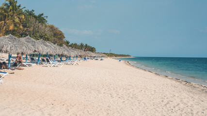Fototapeta na wymiar Mar azul en Playa Ancón Cuba