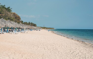 Fototapeta na wymiar Mar azul en Playa Ancón Cuba