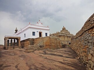 Fototapeta na wymiar Chandragiri hill temple complex at Shravanabelagola,karnataka