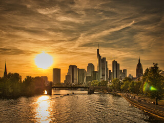 Frankfurt am Main bei Sonnenuntergang .