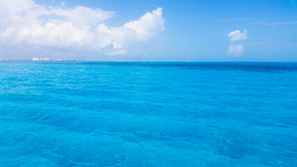Fototapeta na wymiar Las nubes y el mar en Cancún